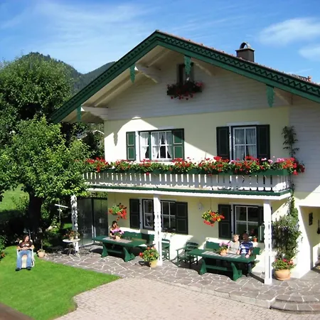 Gaestehaus Burghartswieser Inkl. Chiemgaukarte Рупольдинг